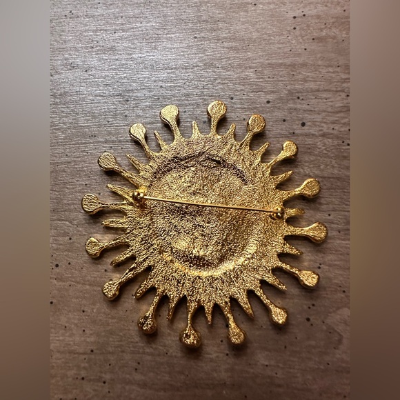 Gold Sun Face Brooch - Picture 3 of 4